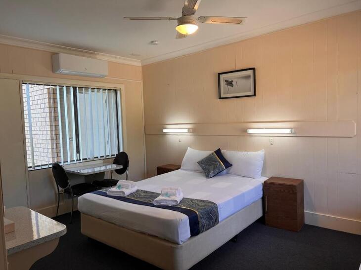 budget queen room